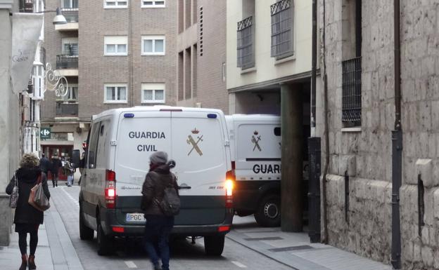 Dos furgones de la Guardia Civil acceden al Juzgado por la calle Torrecilla para trasladar a los detenidos por el crimen de La Circular. 