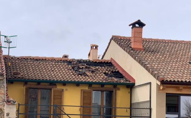 Parte destrozada del tejado de una las viviendas afectadas por el incendio de este sábado en Collado Hermoso. 