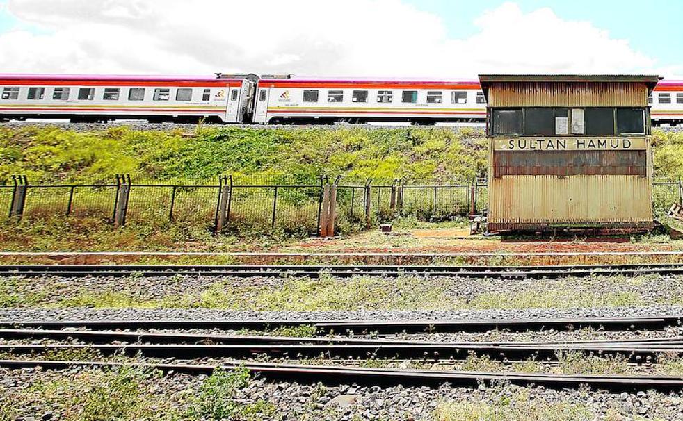 El tren chino Mombassa-Nairobi pasa sin parar junto a la estación de Sultan Hamud.