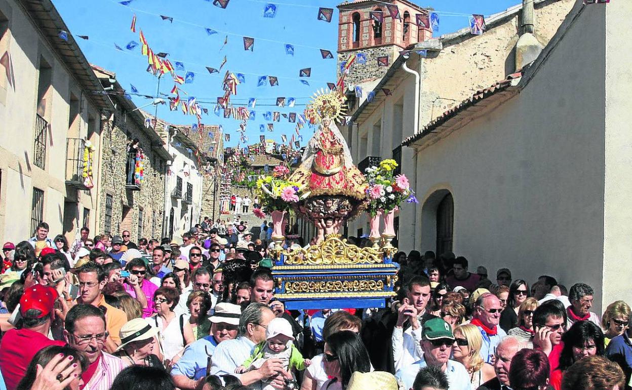 La Virgen del Castillo en la procesión de 2010. 