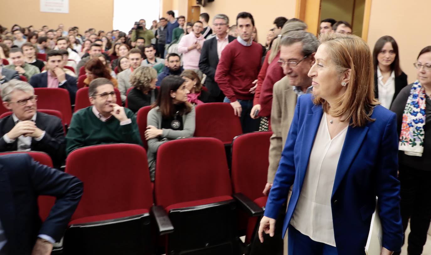 La expresidenta del Congreso de los Diputados y exministra de Sanidad y Fomento, Ana Pastor, imparte la conferencia '41 años de la Constitución, 41 años de consolidación del Estado del Bienestar', con motivo de las fiestas de la Facultad de Derecho de la Universidad de Salamanca.