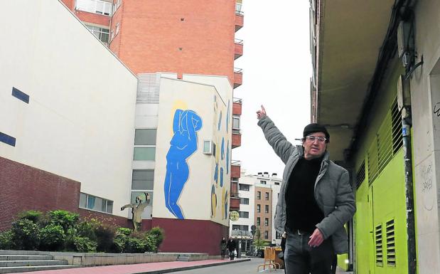 El arquitecto Javier Blanco, ante el centro cívico Bailarín Vicente Escudero, y el mural del artista Cuco Cola.