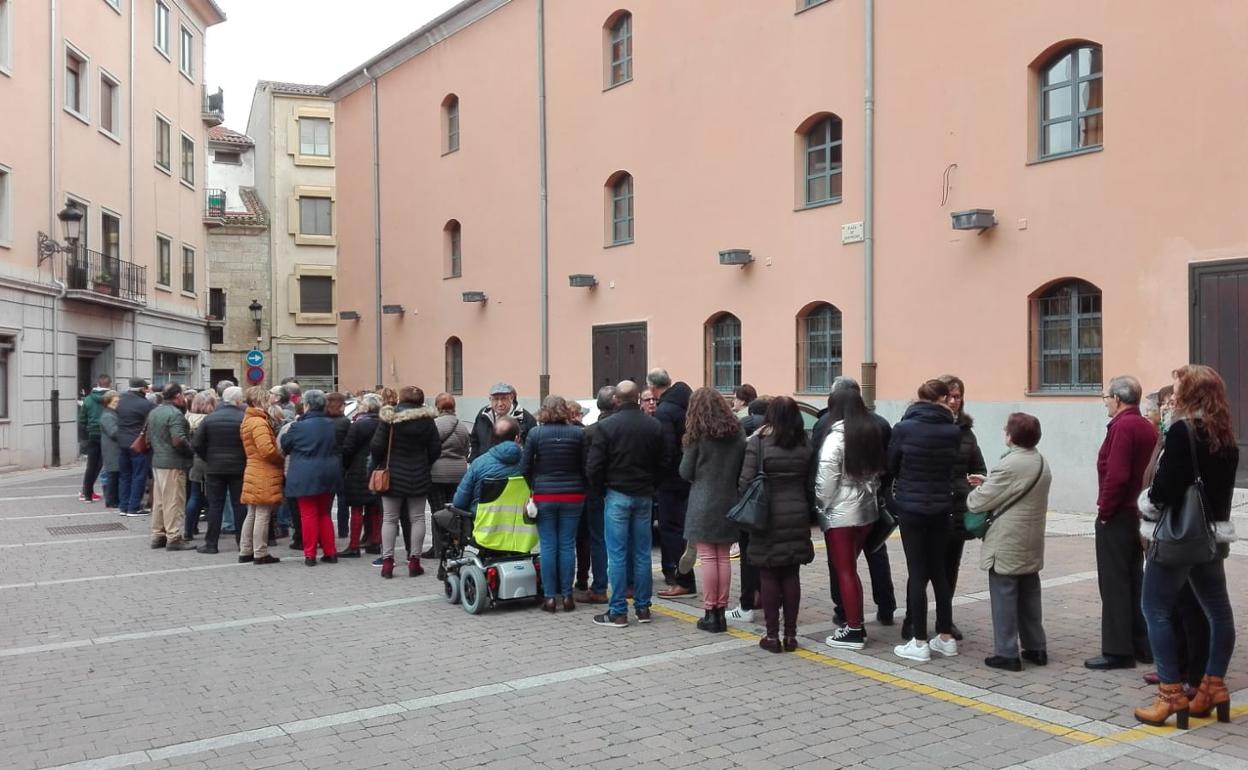 La cola daba la vuelta a la manzana del teatro.