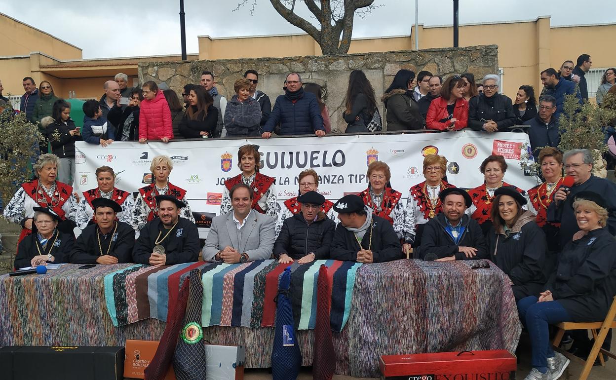 Los nuevos Matanceros de Honor acompañados del alcalde y el presidente de al Diputación.