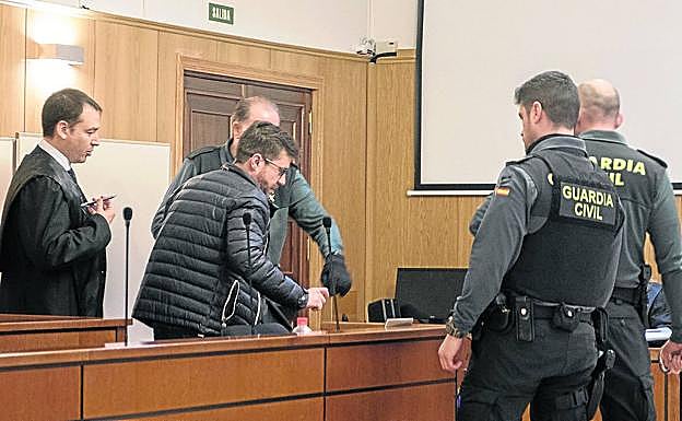 Óscar F. M. abandona la sala de vistas vigilado por la Guardia Civil tras conformarse con la pena.