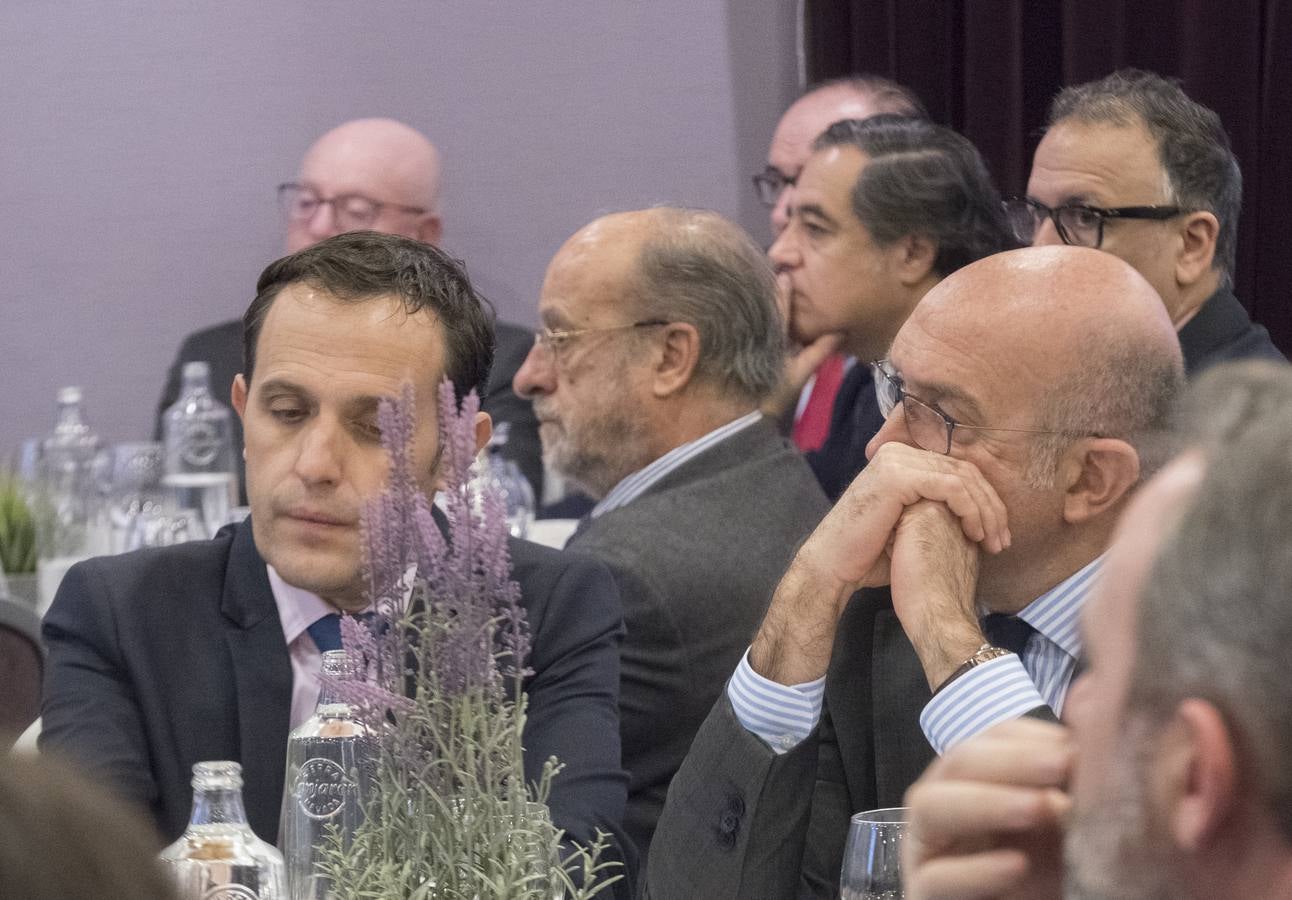El obispo auxiliar de Valladolid defiende en el Foro de El Norte una visión más humanista de la sociedad y la economía basada en el respeto a las ideas de los demás.