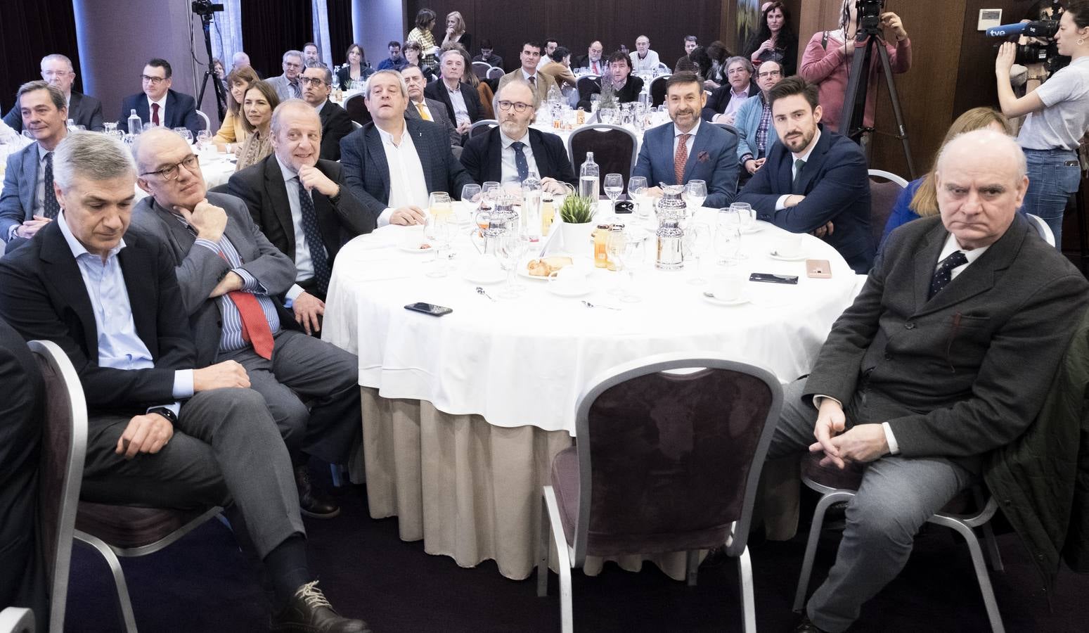 El obispo auxiliar de Valladolid defiende en el Foro de El Norte una visión más humanista de la sociedad y la economía basada en el respeto a las ideas de los demás.