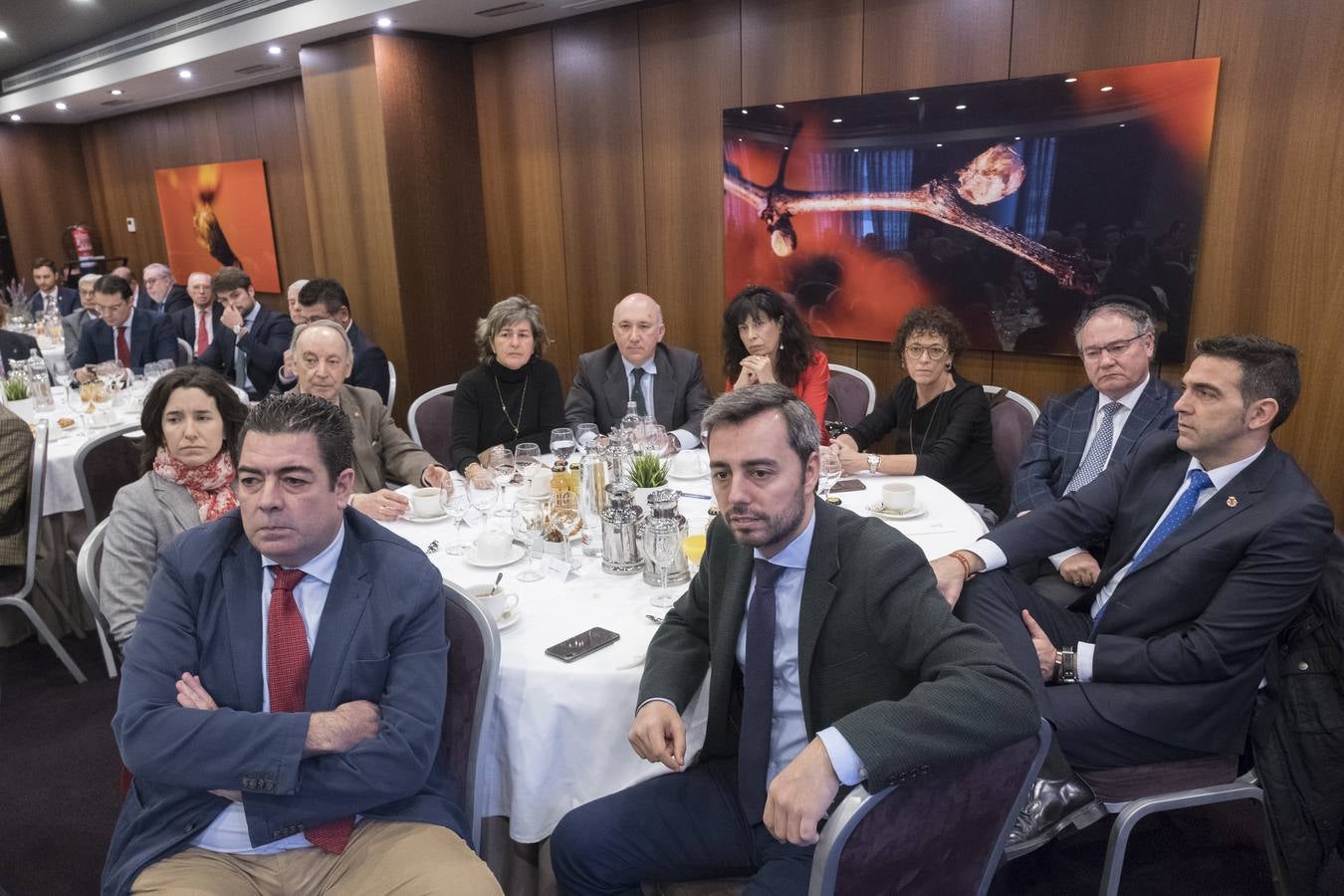 El obispo auxiliar de Valladolid defiende en el Foro de El Norte una visión más humanista de la sociedad y la economía basada en el respeto a las ideas de los demás.