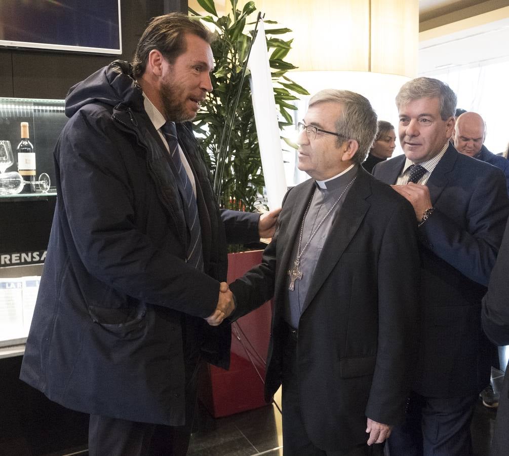El obispo auxiliar de Valladolid defiende en el Foro de El Norte una visión más humanista de la sociedad y la economía basada en el respeto a las ideas de los demás.