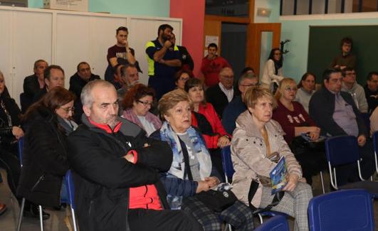 Asamblea de vecinos celebrada el sábado en el barrio. 