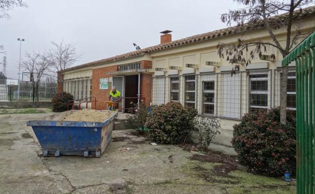 Un operario saca escombros del antiguo grupo escolar Fray Luis de Granada de La Overuela.