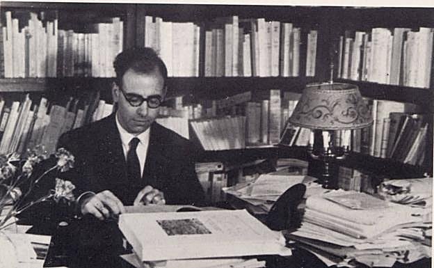 Antonio Tovar en su despacho de Salamanca.