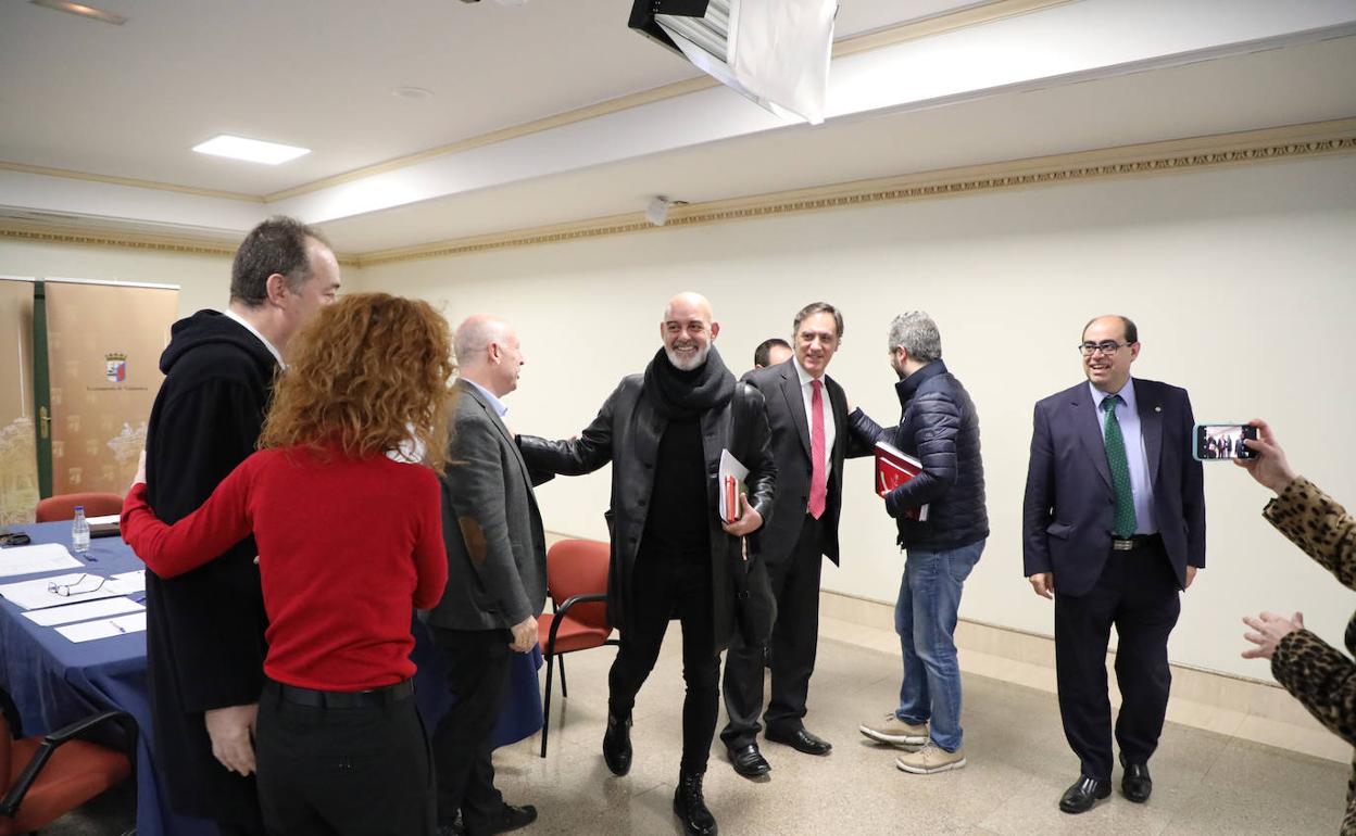 Los miembros del Consejo del Diálogo Social conversan distendidamente minutos antes del inicio de la reunión.