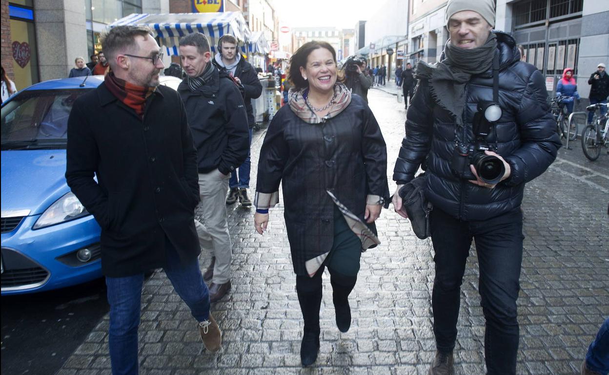 La presidenta del Sinn Fein, Mary Lou McDonald, en una calle de Dublín. (