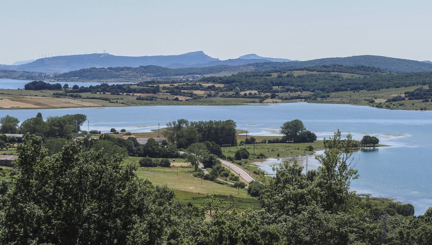 El Embalse del Ebro, desde la orilla cántabra.