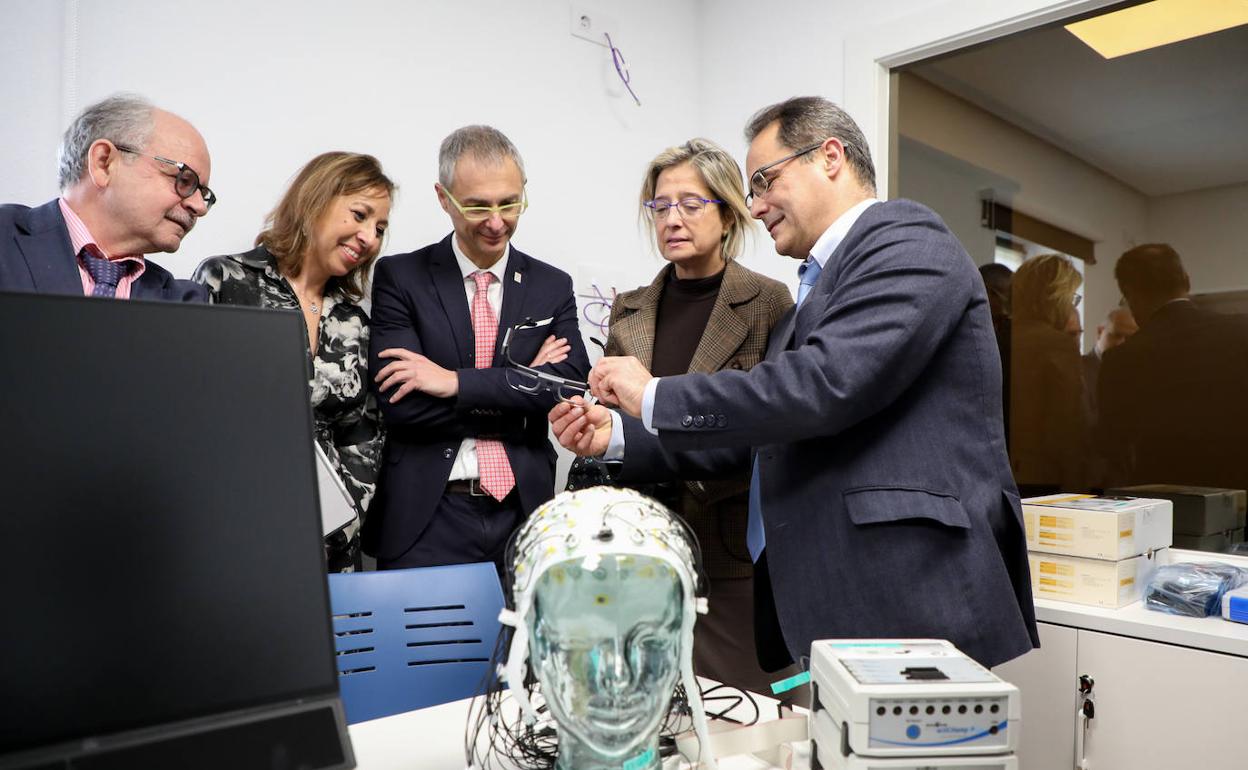 Ricardo Canal explica el funcionamiento de los nuevos equipos.