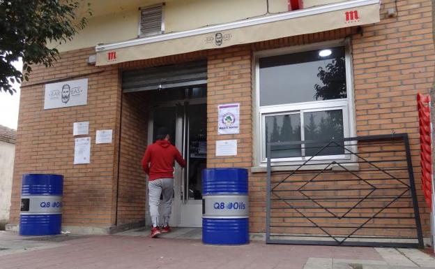 La verja arrancada junto a la ventana del bar por la que entraron.