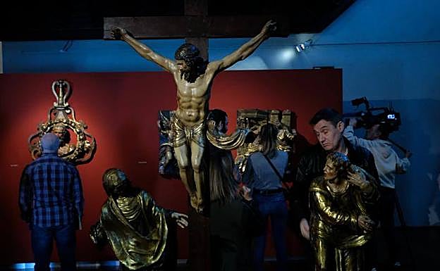 Piezas de Alonso Berruguete, contempladas por el público en una sala del Museo Nacional de Escultura.