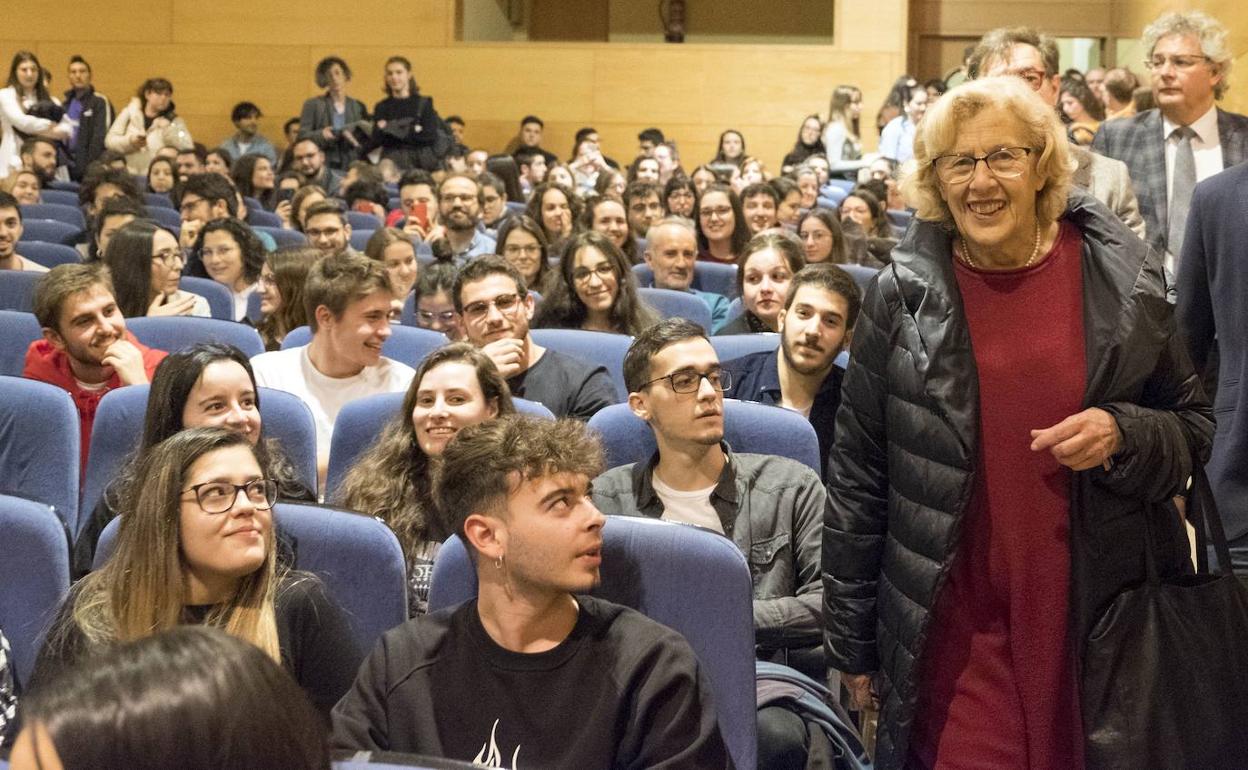 Manuela Carmena se encamina hacia la mesa presidencial para pronunciar su conferencia.