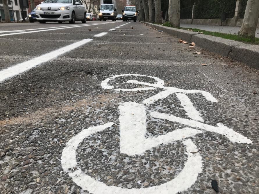 El Ayuntamiento de Valladolid ha estrenado este jueves un nuevo carril bici que unirá el Paseo de Zorrilla con la Plaza de Colón a través del paseo de Filipinos