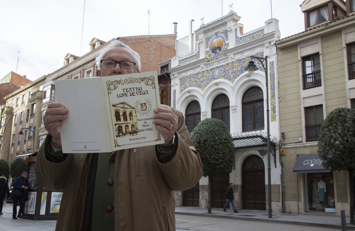 Jesús Yañez posa con el teatro Lope de Vega de la ciudad de Valladolid, que actualmente ha adquirido el Ayuntamiento, de fondo.