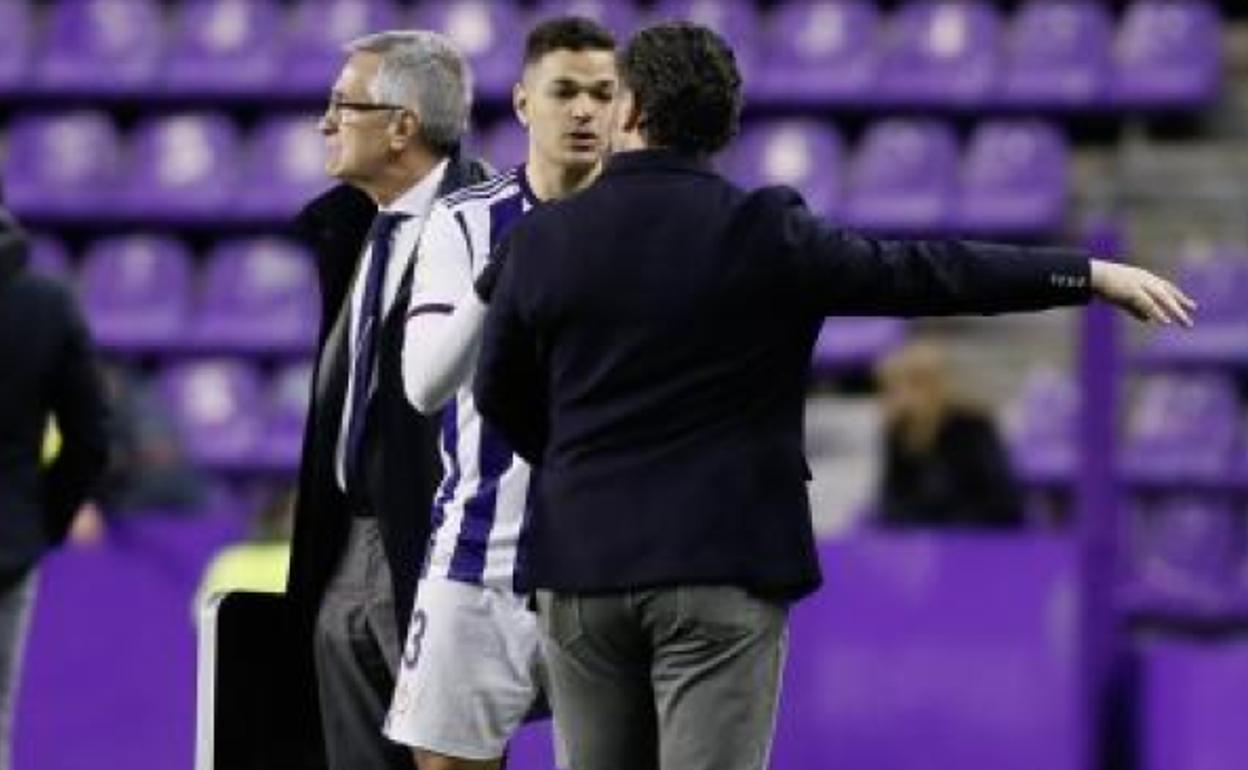 Sergio González da indicicaciones a Ben Arfa antes del debut del futbolista el pasado sábado ante el Villarreal