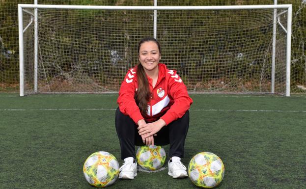 Laura Monge posa en Los Cerros con tres balones, que representan sus tres goles marcados esta temporada.