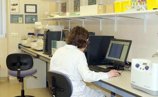 Blanca Martín, en el laboratorio de Alergología del Río Hortega. 