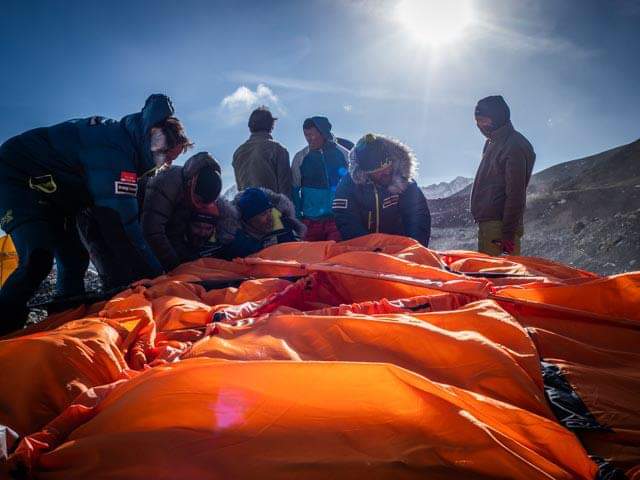 El leonés Sergio Pérez Fernández participa en la expedición de Álex Txikon para asaltar la cima más alta del mundo, el Everest. El montañero participa en la expedición 'Road to Himalayas' que espera hacer cima a partir del día 20.