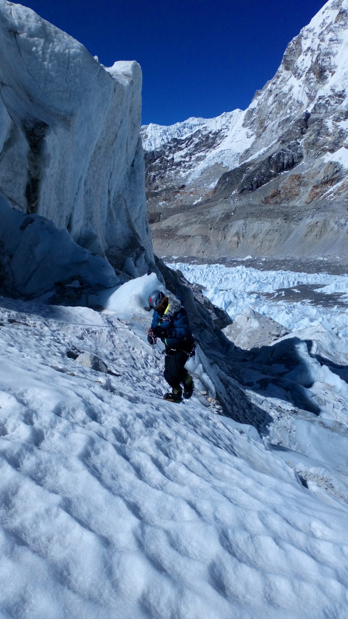 El leonés Sergio Pérez Fernández participa en la expedición de Álex Txikon para asaltar la cima más alta del mundo, el Everest. El montañero participa en la expedición 'Road to Himalayas' que espera hacer cima a partir del día 20.