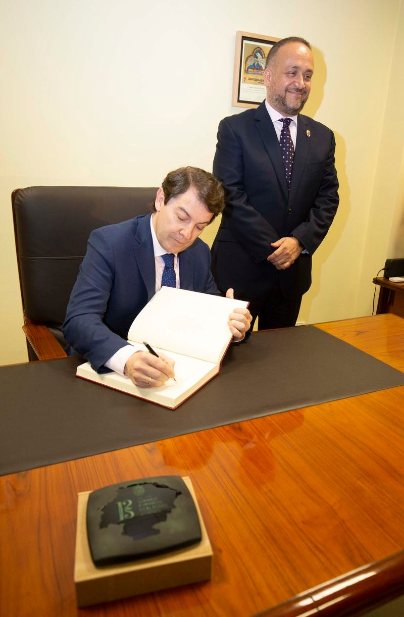 El presidente de la Junta de Castilla y León, Alfonso Fernández Mañueco, junto al alcalde de Ponferrada, Olegario Ramón, durante su visita al consistorio ponferradino.