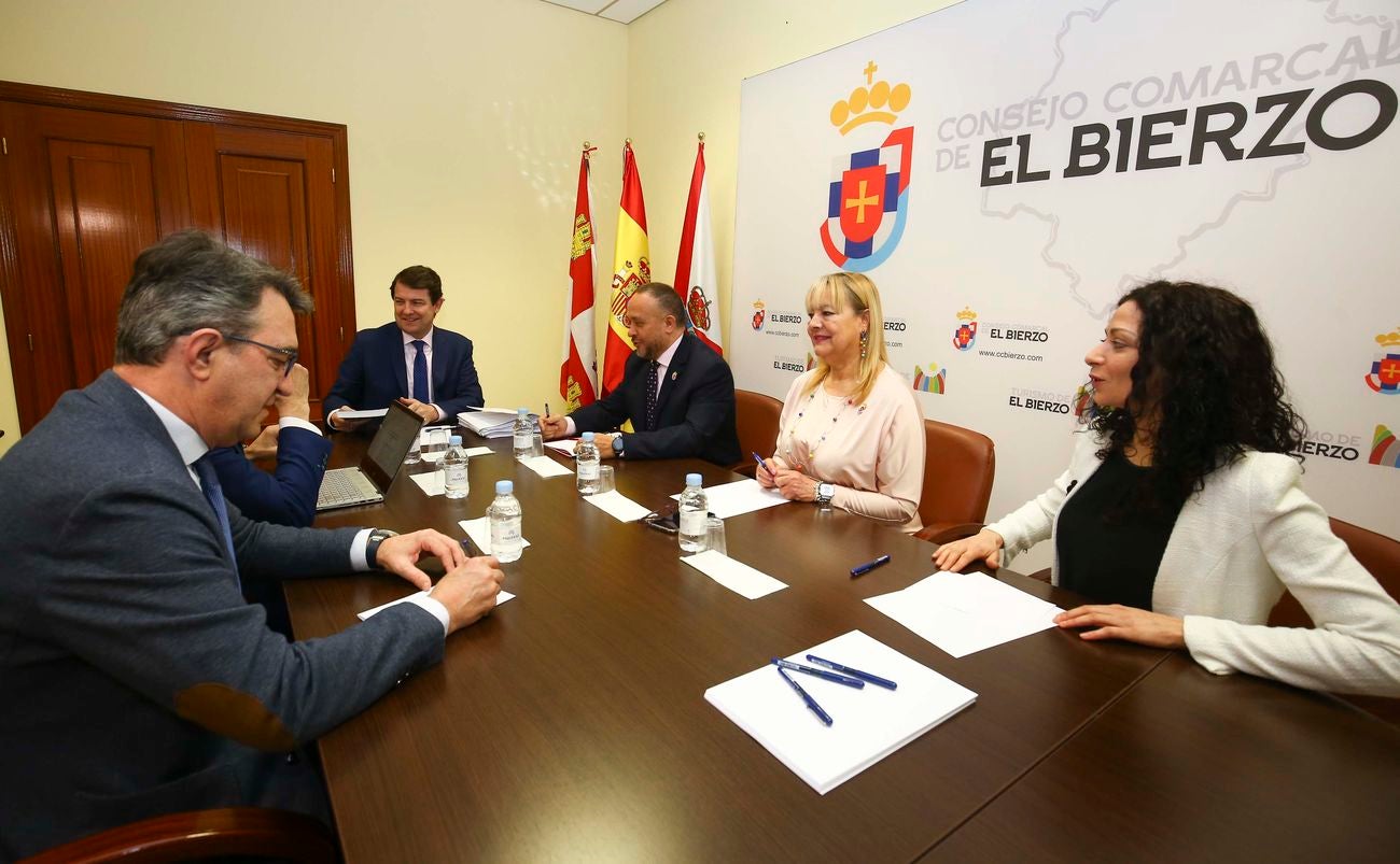 El presidente de la Junta de Castilla y León, Alfonso Fernández Mañueco, junto al alcalde de Ponferrada, Olegario Ramón, durante su visita al consistorio ponferradino.