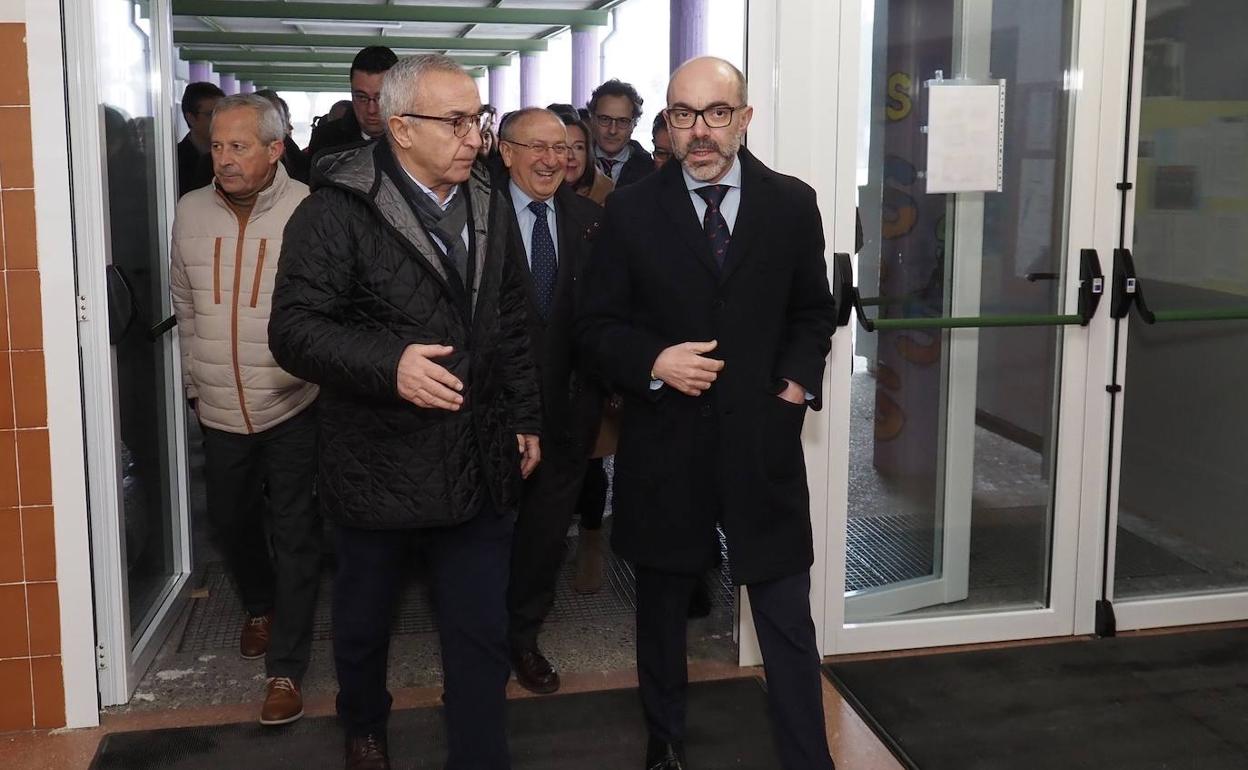 Alejandro Blanco y Javier Ortega charlan a la entrada del colegio Miguel Hernandez de Laguna de Duero. 