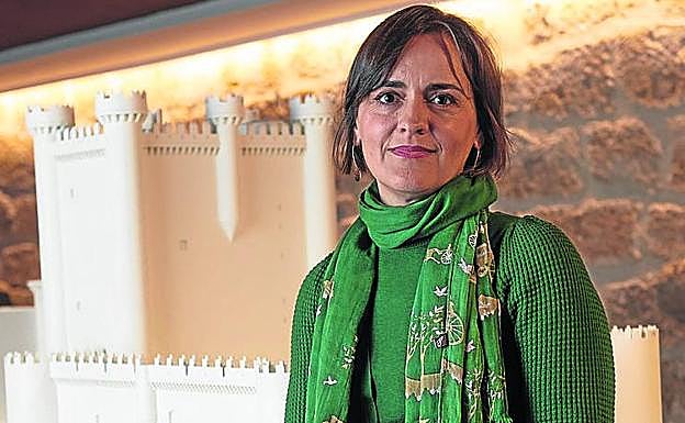 Laura Martín posa junto a la maqueta del castillo de Fuensaldaña, que puede visitarse en la misma fortaleza.