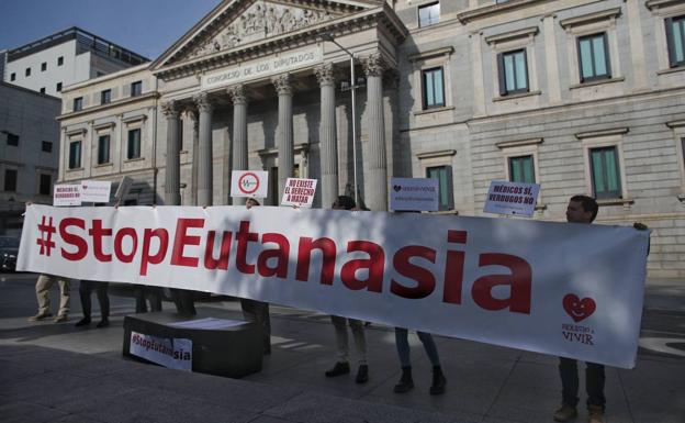 Concentración en contra de la despenalización de la eutanasia frente al Congreso de los Diputados