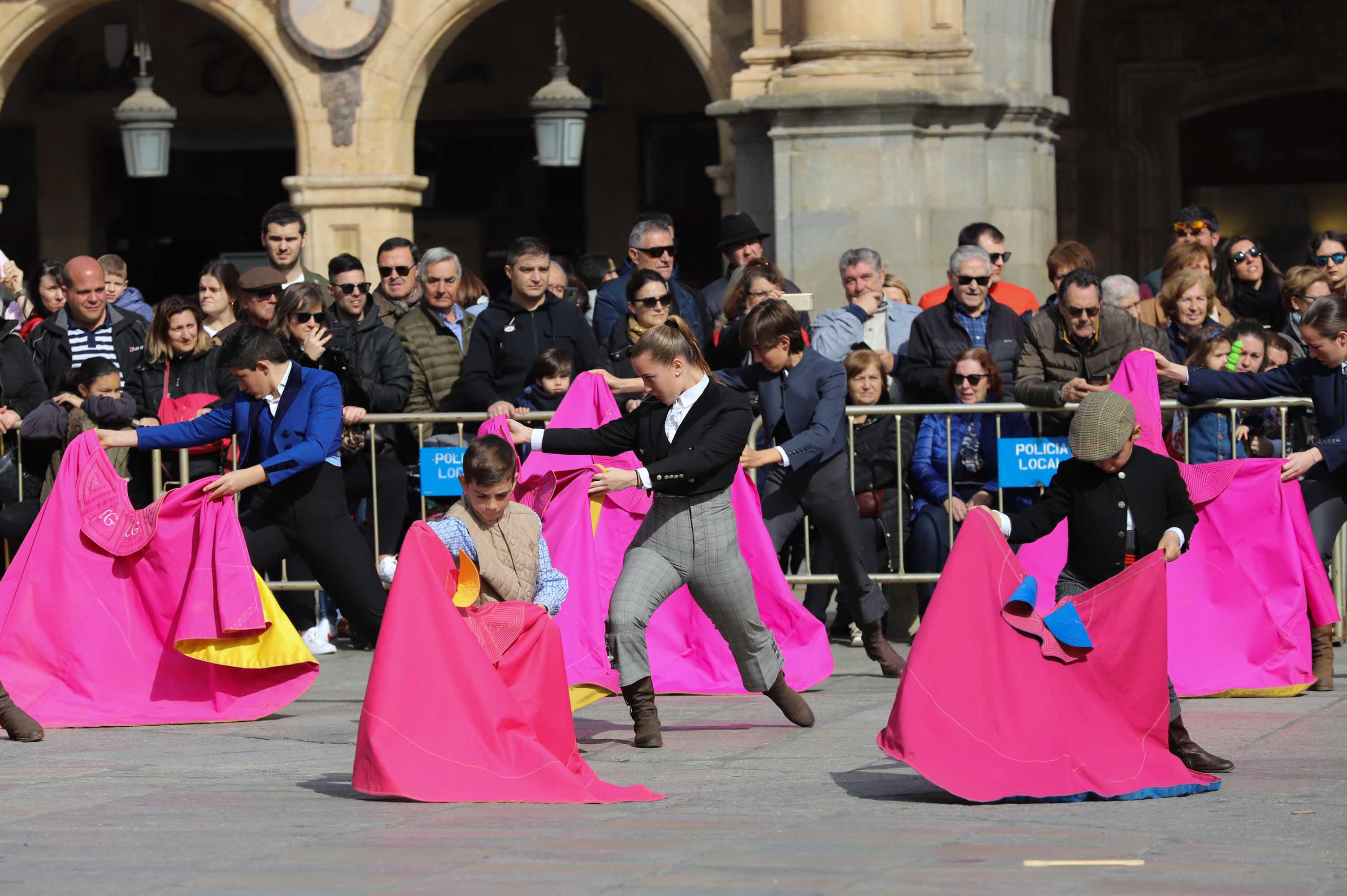 Fotos: La exhibición de los alumnos de la escuela de tauromaquia en la Plaza Mayor de Salamanca