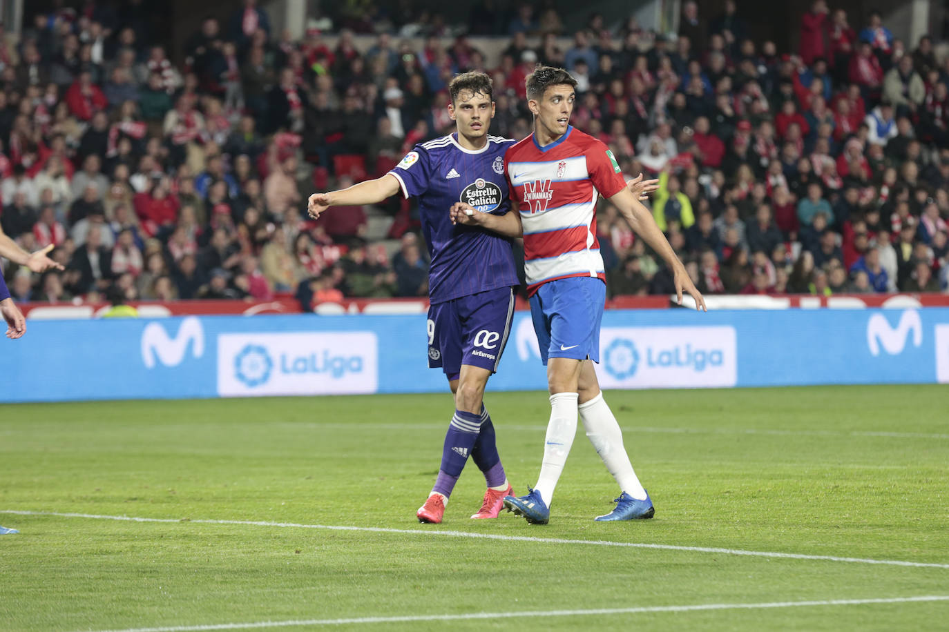 El Granada se lleva la victoria por 2-1 con una remontada in extremis. 