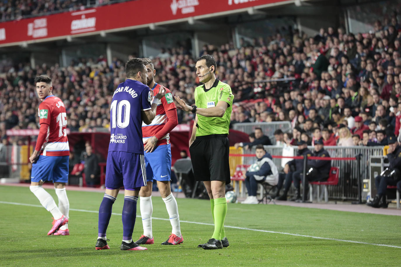 El Granada se lleva la victoria por 2-1 con una remontada in extremis. 