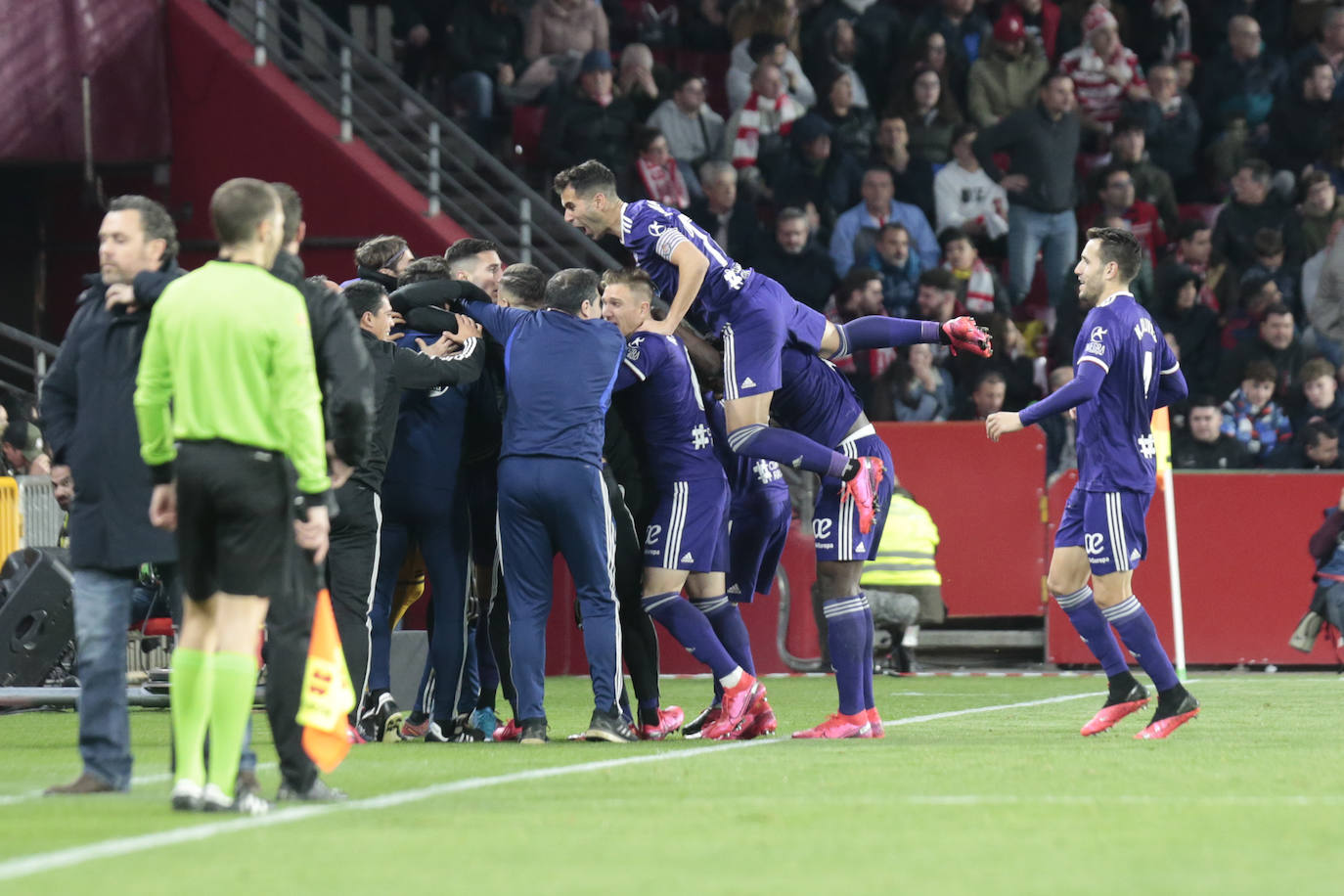 El Granada se lleva la victoria por 2-1 con una remontada in extremis. 