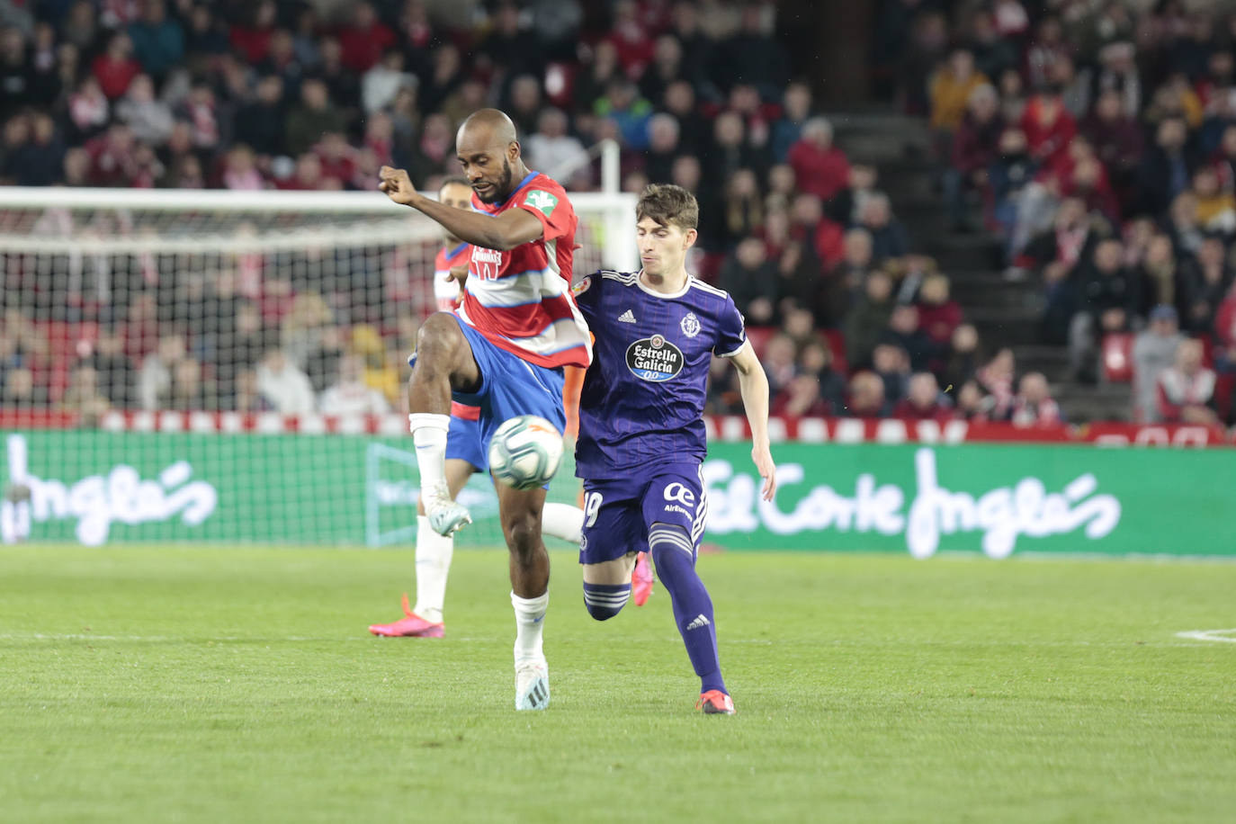 El Granada se lleva la victoria por 2-1 con una remontada in extremis. 