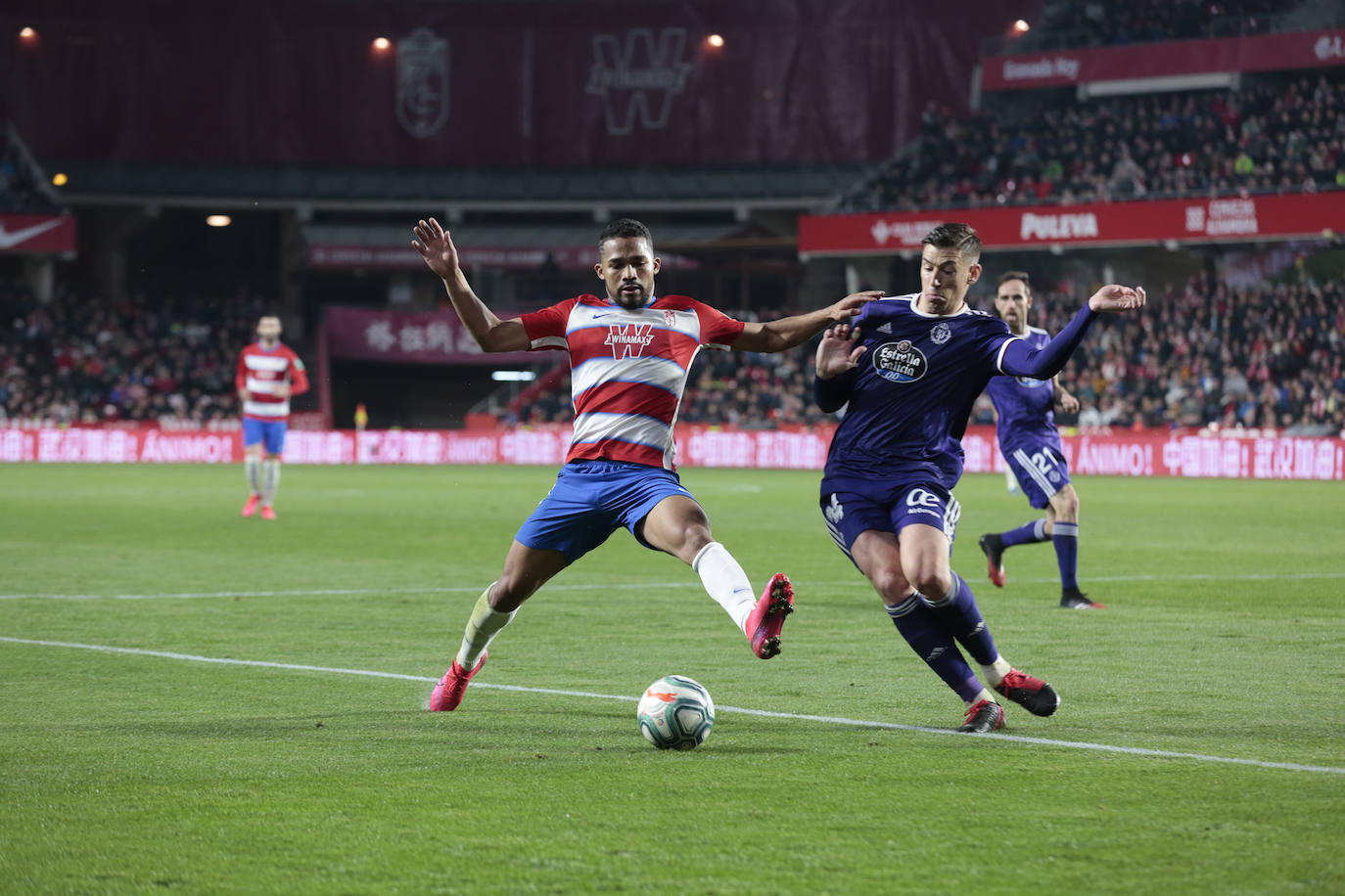 El Granada se lleva la victoria por 2-1 con una remontada in extremis. 