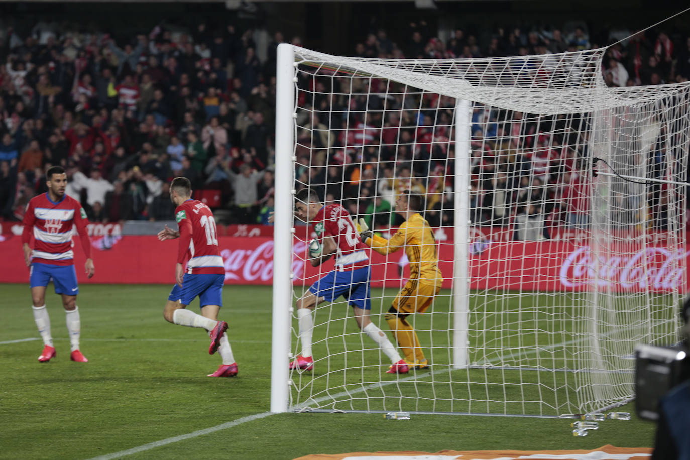 El Granada se lleva la victoria por 2-1 con una remontada in extremis. 