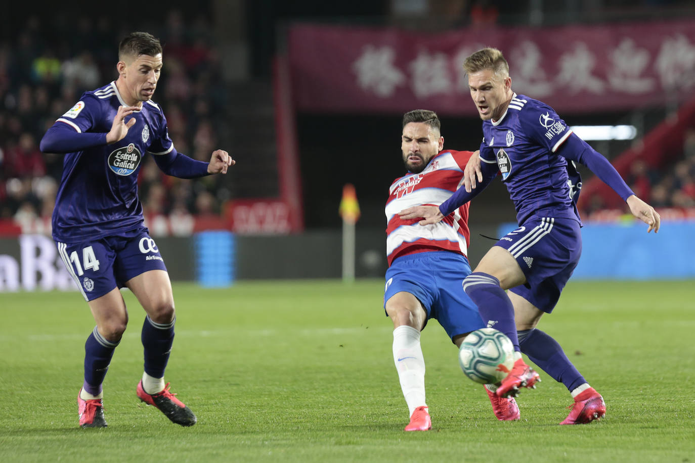 El Granada se lleva la victoria por 2-1 con una remontada in extremis. 