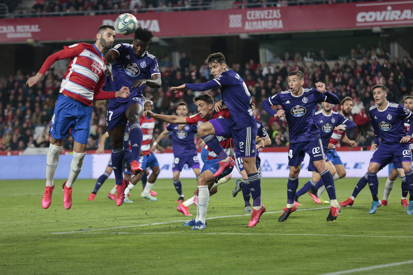 El Granada se lleva la victoria por 2-1 con una remontada in extremis. 