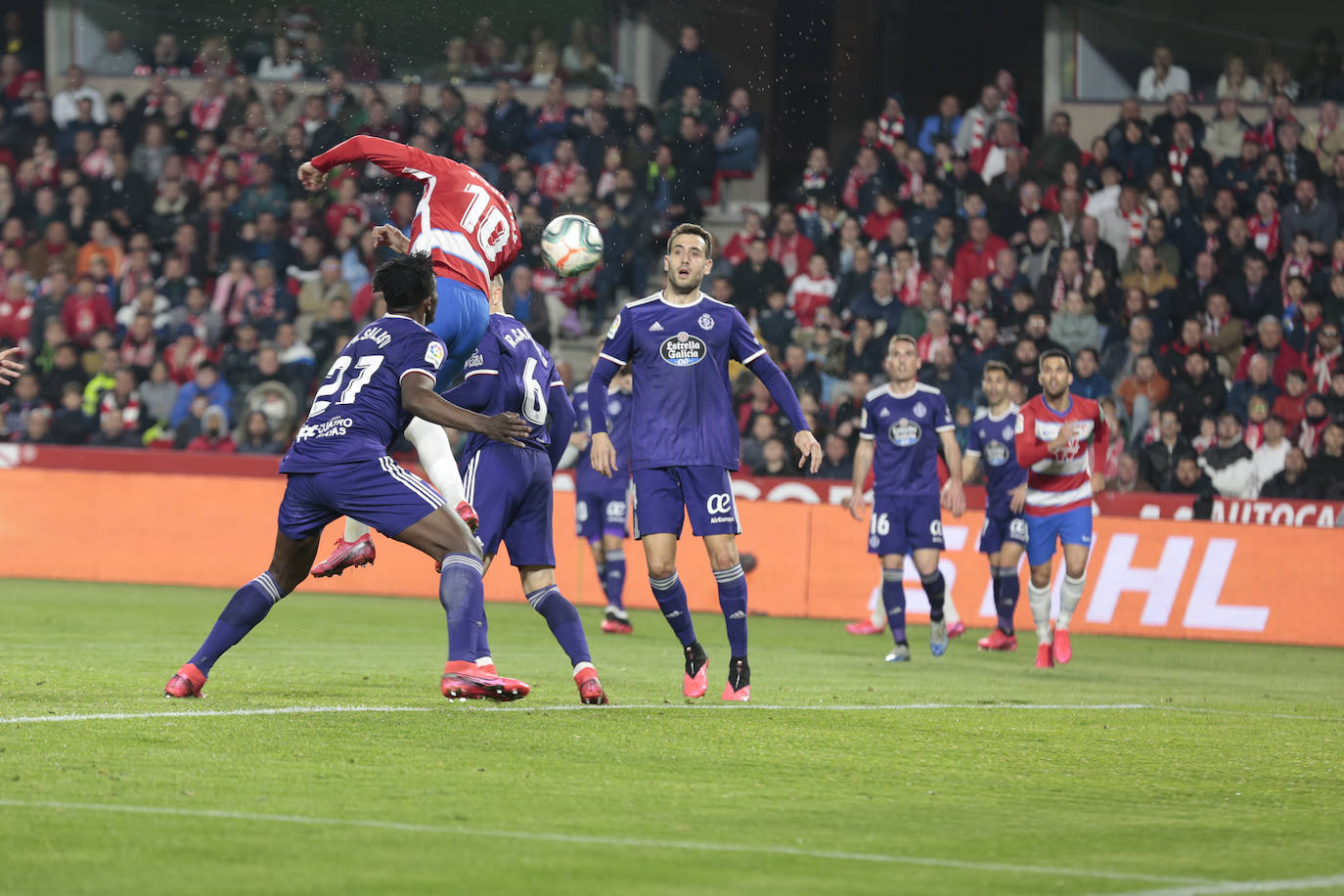 El Granada se lleva la victoria por 2-1 con una remontada in extremis. 
