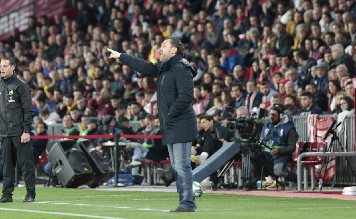 Sergio González da instrucciones desde la banda durante el partido.