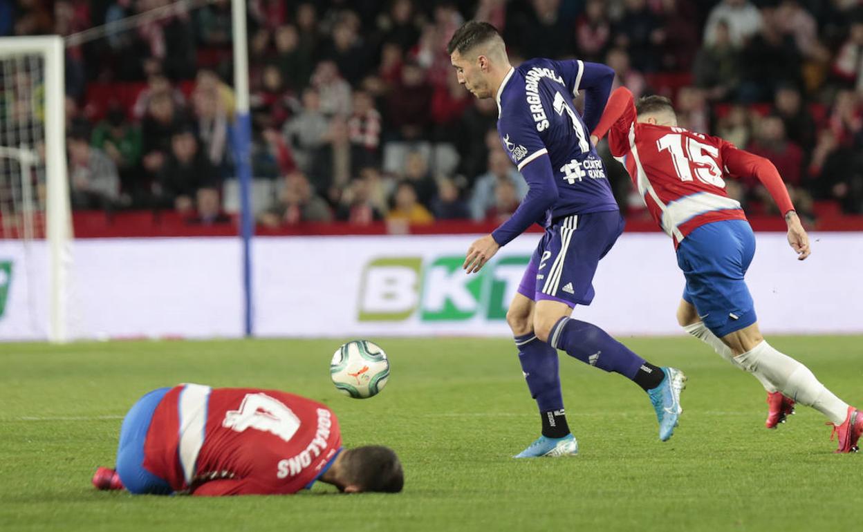 Guardiola controla el balón con Gonalons en el suelo.