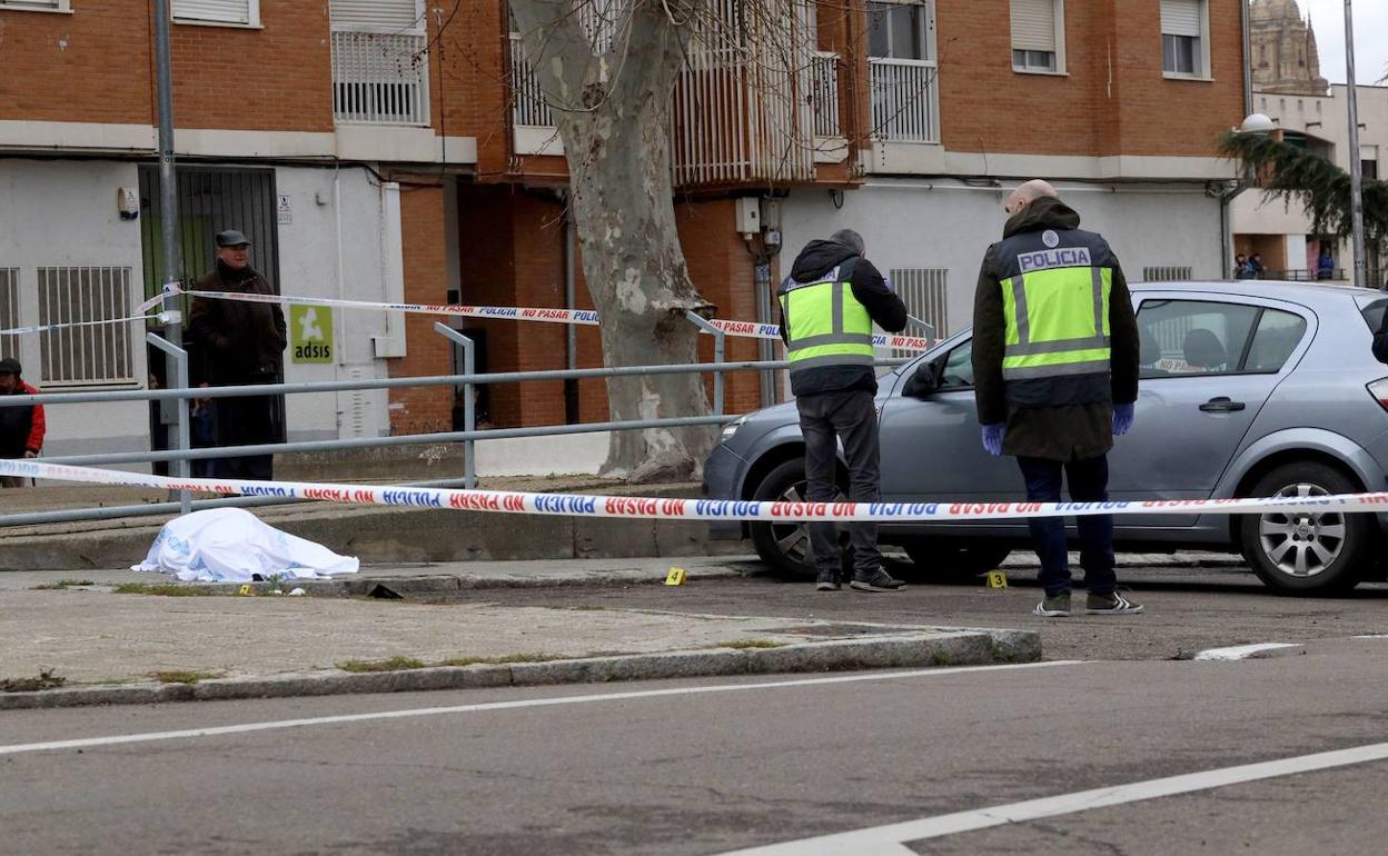 Agenets de Policía junto al cuerpo del fallecido en el tiroteo del pasado mes de enero en Salamanca.