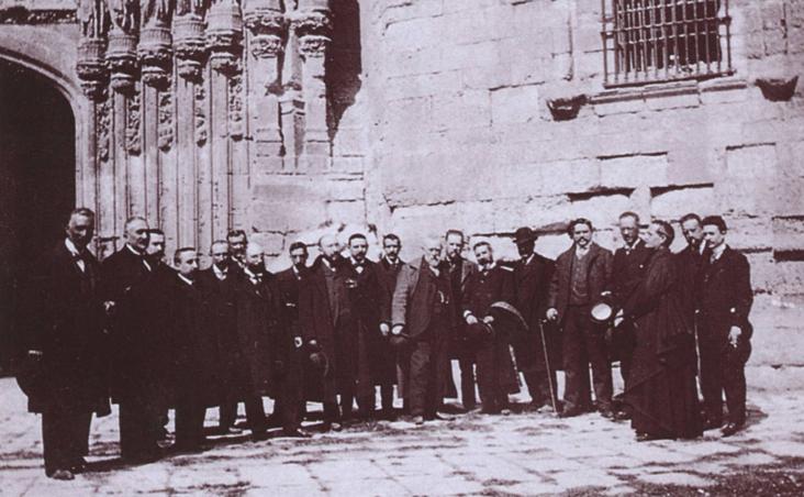 Miembros de la Comisión Provincial de MonumentosHistóricos de Palencia, delante de la Puerta del Obispo de la catedral de Palencia. Simón Nieto, cuarto por la derecha. 