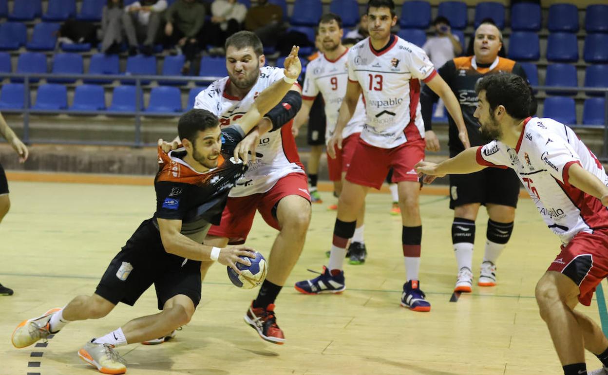 Una acción del partido de la primera vuelta ante el UBU Burgos. 